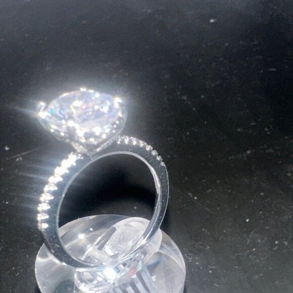 Fashion Jewelry Silver Sparkling Ring Size 6 - Picture 8 of 9